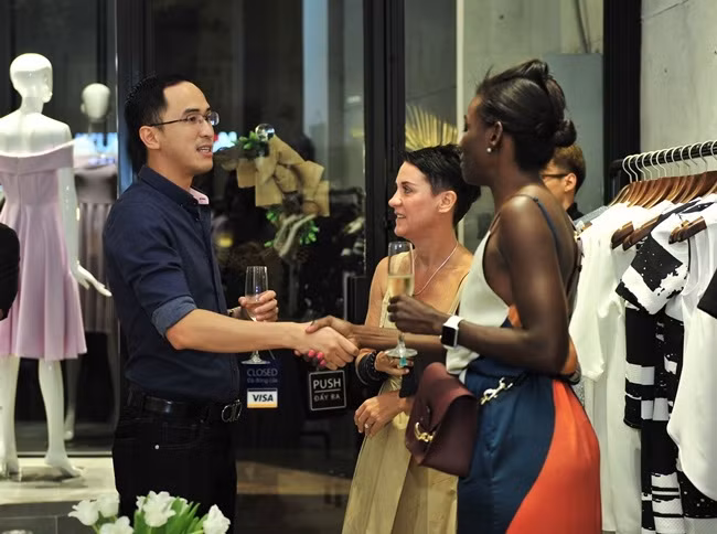 Anh cũng có mặt từ sớm giúp vợ chuẩn bị mọi thứ và tiếp khách tới dự sự kiện. Anh cũng có mặt từ sớm giúp vợ chuẩn bị mọi thứ và tiếp khách tới dự sự kiện.