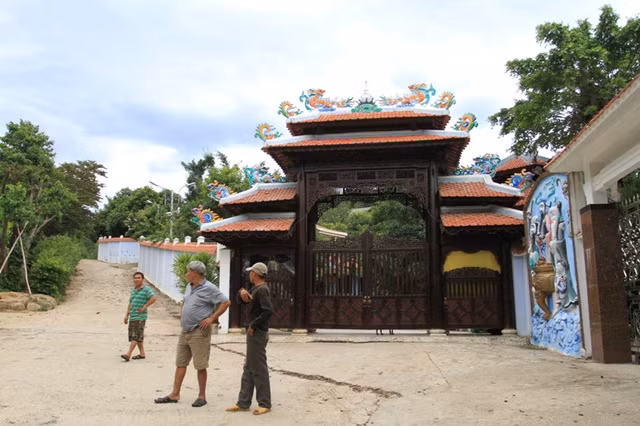 Đây là công trình xây trái phép gây ồn ào dư luận nhất ở Đà Nẵng trong thời gian vừa qua. Theo UBND quận Liên Chiểu cho biết, quyết định tháo dỡ biệt phủ này đã được ký ngày 8/12.