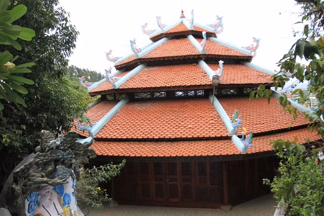 Khu "biệt phủ" của ông Quang bị phát giác xây không phép vào cuối năm 2014. Ngày 4/2/2015, quận Liên Chiểu có quyết định xử phạt hành chính, buộc ông Quang phải tự tháo dỡ biệt phủ trong thời gian 35 ngày. Sau đó ông Quang làm đơn xin cứu xét gửi khắp nơi. Tại kỳ họp thứ 14, HĐND TP Đà Nẵng khóa 8 ngày 8/7 đã ra Nghị quyết, buộc tháo dỡ biệt thự của ông Quang.