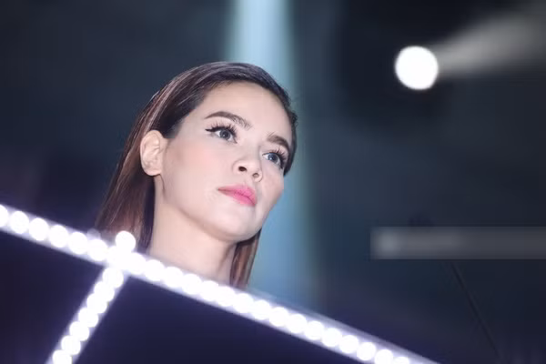 Hồ Ngọc Hà không biểu cảm trong màn biểu diễn của Maya. (Ảnh: Trí thức trẻ)