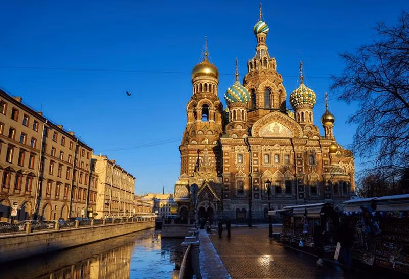 Nhà thời Savior là một trong những công trình nổi tiếng và thu hút đông du khách nhất tại thành phố St. Petersburg, Nga. Công trình có tổng diện tích 7.500 m2 được xây dựng năm 1883 với kiến trúc mang đậm bản sắc của nước Nga.