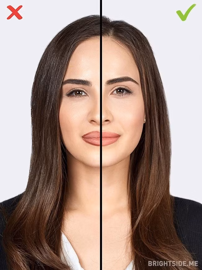 Đường viền môi quá lộ: Sử dụng chì kẻ môi là việc rất cần thiết khi bạn trang điểm. Nó giúp bạn định hình khuôn miệng dễ dàng và sắc nét hơn. Tuy nhiên, bạn nên thật cẩn thận khi muốn làm môi dày hơn bằng cách vẽ đường viền môi quá rộng so với tự nhiên. Nếu vậy, hãy luôn nhớ dùng son môi cùng tông màu với chì kẻ viền và tán son thật kỹ để làm mờ đường viền.