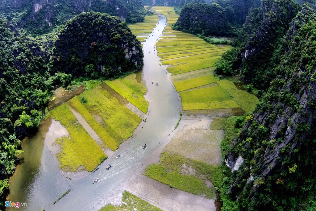 Bên cạnh đó, Ninh Bình còn rất nhiều địa điểm cho bạn khám phá như "Tuyệt tình cốc", chùa Bái Đình, Tam Cốc - Bích Động... và thưởng thức các đặc sản như thịt dê, cơm cháy, gỏi cá nhệch... Ảnh: Hoàng Anh.