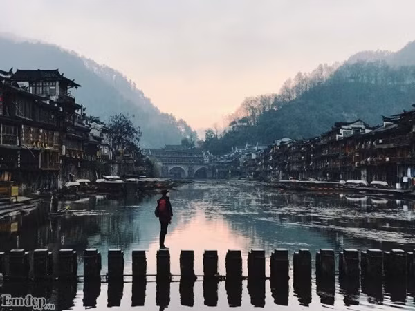 Bình minh cổ trấn. Du khách đến đây đừng bỏ lỡ khoảnh khắc tuyệt vời nhất trong ngày ở Phượng Hoàng Cổ trấn để hít hà bầu không khí của đất trời và ghi lại những bức ảnh đẹp trong thời khắc này.