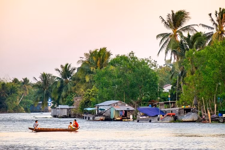 4. Đồng bằng sông Mekong: Đồng bằng rộng lớn và trù phú này có mê cung kênh rạch xuyên qua những miệt vườn xanh mướt và rừng đước rậm rạp. Đây là vựa lúa của Việt Nam, thu hút du khách tới tham quan chợ nổi nhộn nhịp với những chiếc thuyền đầy màu sắc trong ánh bình minh.