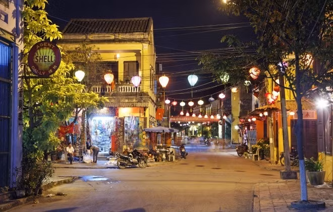 1. Hội An: Thị trấn cổ ven sông thu hút du khách nhờ những ngôi nhà gỗ cổ, các cây cầu có kiến trúc độc đáo và đền chùa lộng lẫy. Buổi đêm, đèn lồng nhiều màu sắc được thắp sáng dọc những con phố hẹp, tạo không gian lãng mạn bên dòng sông Hoài.