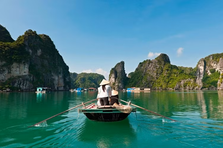 3. Vịnh Hạ Long: Di sản thế giới này nằm trong danh sách mơ ước của nhiều người. Khi mặt trời mọc trên làn nước xanh ngọc và các hòn đảo nằm rải rác khắp vịnh, đây là một trong những khung cảnh đẹp nhất thế giới. Vào mùa lạnh, sương khói tạo ra sự bí ẩn mơ màng cho kỳ quan thiên nhiên này. Ngủ đêm trên du thuyền là trải nghiệm không thể bỏ qua.