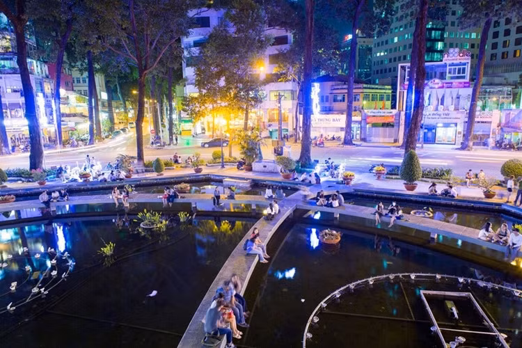 5. TP.HCM: Sự náo nhiệt và nhịp sống nhanh khiến TP.HCM trở thành lựa chọn của nhiều người. Thành phố có những tòa nhà cao tầng và kiến trúc Pháp vừa đẹp đẽ, vừa quyến rũ. Cách tuyệt nhất để tận hưởng không khí nơi đây là ngồi xuống nhấm nháp một li cà phê vỉa hè.