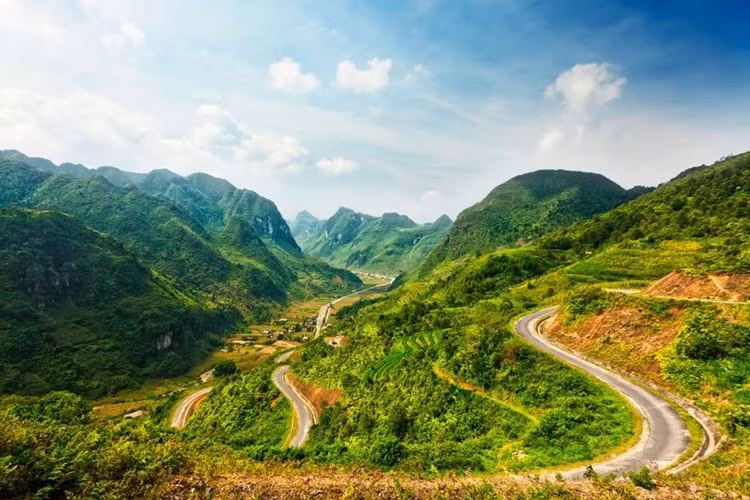6. Hà Giang: Hà Giang có những con đường hẹp uốn lượn như dải lụa với các khúc cua dựng tóc gáy, vắt qua núi non hiểm trở và thung lũng xanh tươi. Miền đất hoang sơ này chưa có nhiều cơ sở hạ tầng, nhưng vẫn thu hút du khách đến khám phá khung cảnh hùng vĩ và những bản làng dân tộc đầy màu sắc.