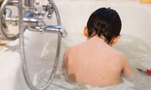 Không ngờ trong phòng tắm nhà trẻ cũng có thể đuối nước Khong ngo trong phong tam nha tre cung co the duoi nuoc