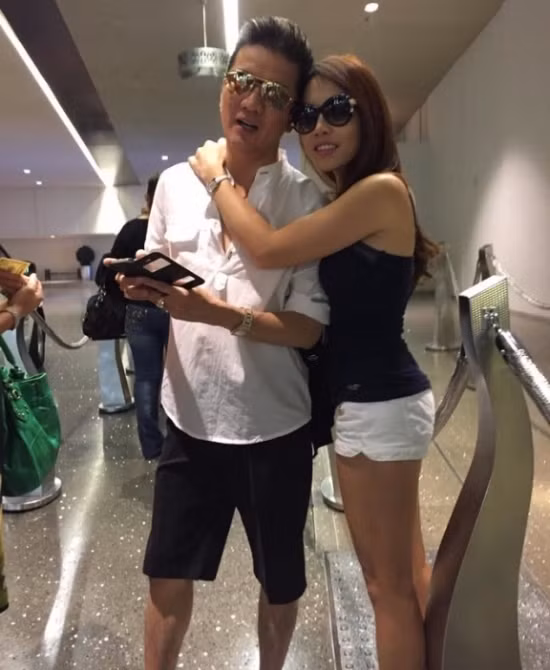 Nam ca sỹ Dương Triệu Vũ từng chia sẻ trong một bài phỏng vấn rằng danh hài Hoài Linh không ủng hộ mình và chị Phương Trang theo đuổi ca hát. "Anh Linh cũng không ủng hộ chị Trang đâu. Anh gắn bó với nghề nên anh hiểu nghề bạc như thế nào,". Dương Triệu Vũ cho biết. Nữ ca sĩ xinh đẹp cũng thường xuyên đi đi lại lại giữa Mỹ và Việt Nam để thuận tiện cho công việc. Cô cũng vô cùng thân thiết với những cậu con trai nuôi của anh trai.