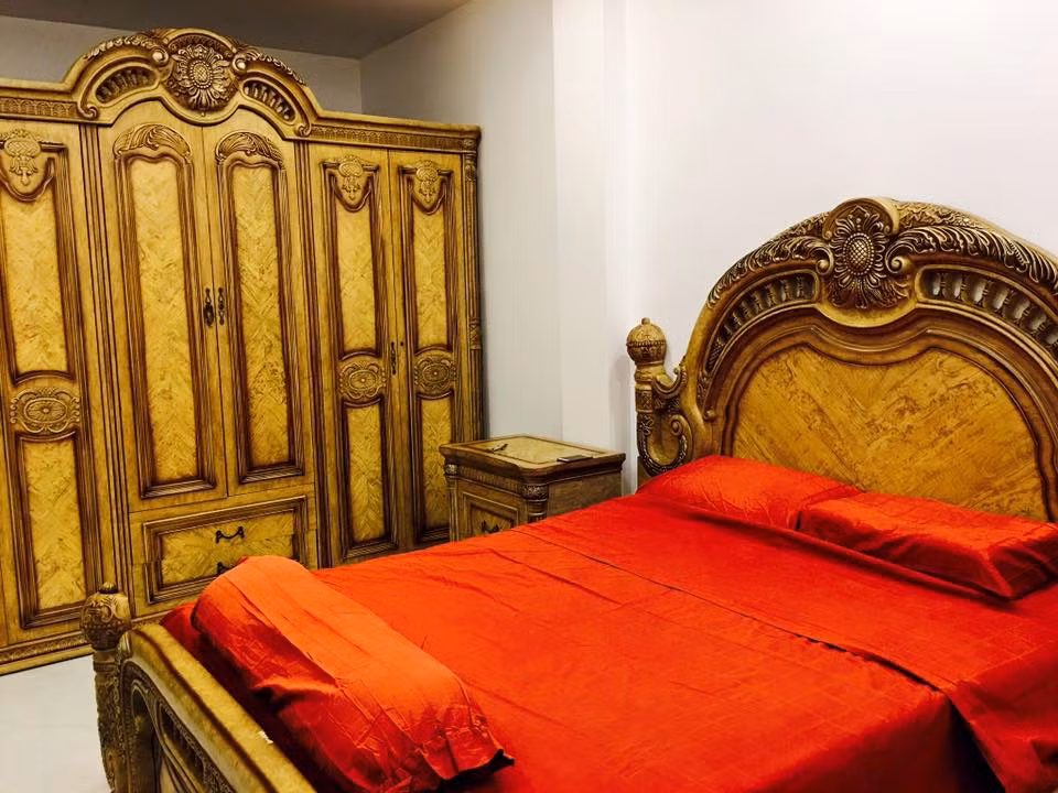 Căn phòng sử dụng nội thất gỗ đồng bộ.
