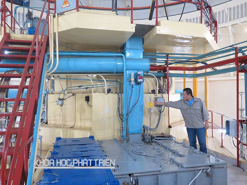 Ths Phạm Quang Huy – trưởng kíp vận hành lò phản ứng giới thiệu về cơ chế vận hành lò.