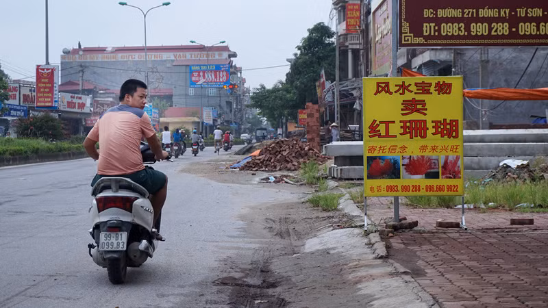 Cũng trên mặt đường 271, đoạn qua phường Đồng Kỵ, biển hiệu này không có chữ nào tiếng Việt.