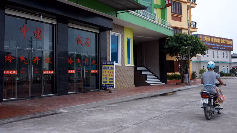 Nhà hàng ven sông Ngũ Huyện Khê thuộc dự án khu đô thị Mạnh Đức (thị xã Từ Sơn) với biển hiệu quảng cáo không có một chữ tiếng Việt nào.