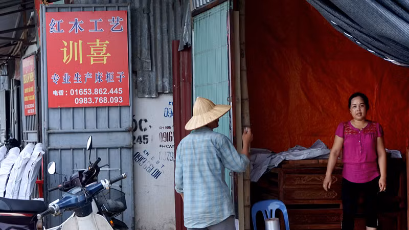 Một cửa hiệu kinh doanh đồ gỗ tại xã Hương Mạc với biển hiệu hoàn toàn in chữ Trung Quốc.