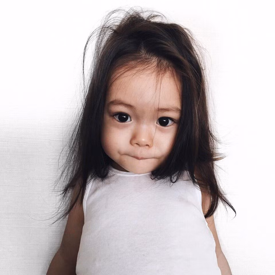 Bé Sol sở hữu nét đẹp của cả bố lẫn mẹ với đôi mắt to tròn và đôi môi chúm chím.