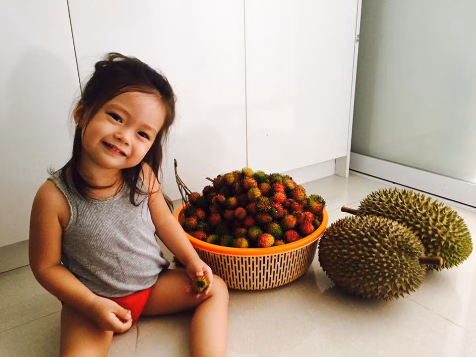 Bé thường xuyên được mẹ cho đi cùng tới những sự kiện giải trí.