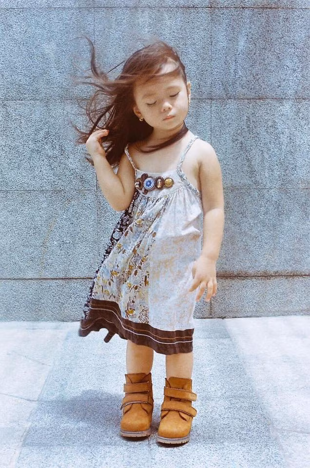 Dù còn nhỏ nhưng Sol rất được bố mẹ đầu tư vào khoản ăn mặc. Bé được ví như một trong những fashionista nhí của showbiz Việt khi luôn xuất hiện vô cùng cá tính và phong cách.