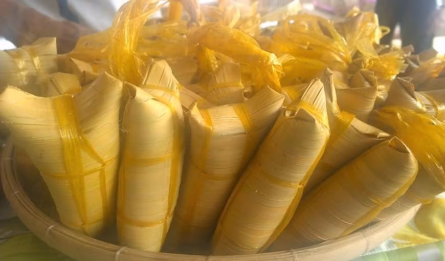 Ở miền Tây, bánh lá dừa có mặt ở nhiều tỉnh từ Long An, Tiền Giang, kéo dài cho đến miệt Trà Vinh, Sóc Trăng, nhưng Bến Tre mới chính là thủ phủ của chiếc bánh có lớp vỏ làm từ cánh lá dừa. Bánh có vị dẻo, béo thơm, ngậy của nếp cùng nước cốt dừa.