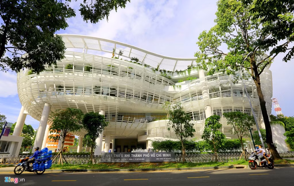 Công trình do Thành đoàn TP.HCM làm chủ đầu tư. Phương án thiết kế độc đáo và đẹp mắt, mang hình dáng của chiếc thuyền vươn ra biển lớn.