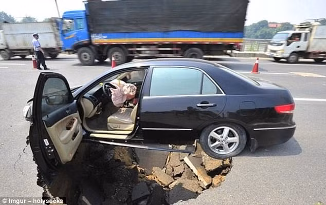 Tài xế ở tỉnh Giang Tây (Trung Quốc) suýt rơi xuống một hố sụt lớn xuất hiện đột ngột trên đường cao tốc gần thành phố Nam Xương.