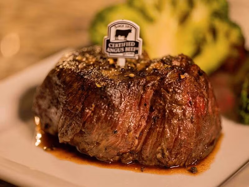 4. Bít tết của nhà hàng Taste of Texas (Houston, Texas) Nhà hàng này chỉ phục vụ loại bò Angus hảo hạng, thực khách có thể thoải mái lựa chọn loại sốt ăn kèm mà mình thích, bao gồm sốt tiêu chanh, sốt phô mai xanh hay hương thảo mộc và bò nóng được phục vụ khi vẫn còn đang xèo xèo trên đĩa.