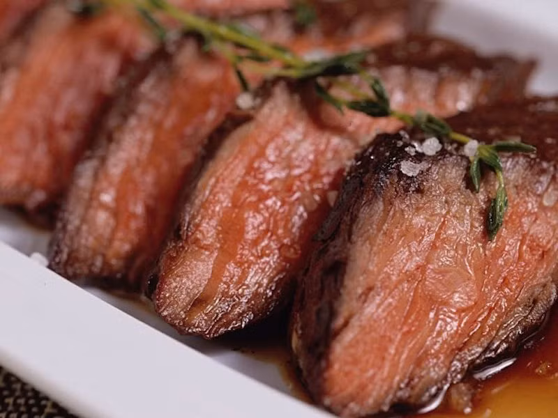 10. Bít tết của nhà hàng Craft (Los Angeles, California) Craft hoàn toàn khác biệt với những nhà hàng bạn từng biết, với phong cách hiện đại, trẻ trung và thực đơn chỉ gồm 2 món là thịt thăn và sườn, thế nhưng sự cầu kỳ trong nấu nướng đã đẩy món bít tết ở đây lên một tầm cao mới.