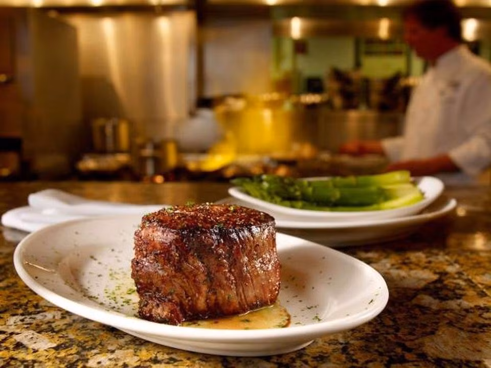 3. Bít tết của nhà hàng Pappas Bros. Steakhouse (Dallas, Texas) Pappas Bros luôn nằm ở phần đầu danh sách bởi quán chỉ nhập thịt bò từ một nguồn duy nhất và có một thợ mổ riêng để những miếng thịt luôn ở trạng thái hoàn hảo nhất.