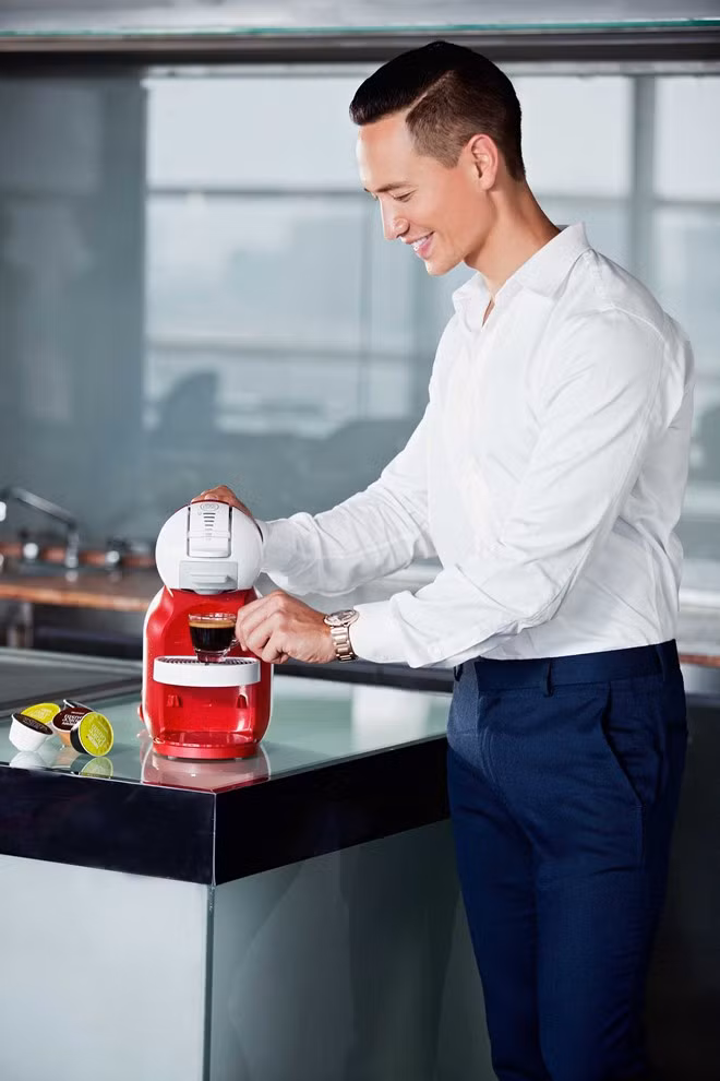 Nam diễn viên Kim Lý cũng đã tranh thủ dùng một tách cà phê trước khi làm việc để tinh thần được thoải mái và có thêm nhiều hứng khởi.