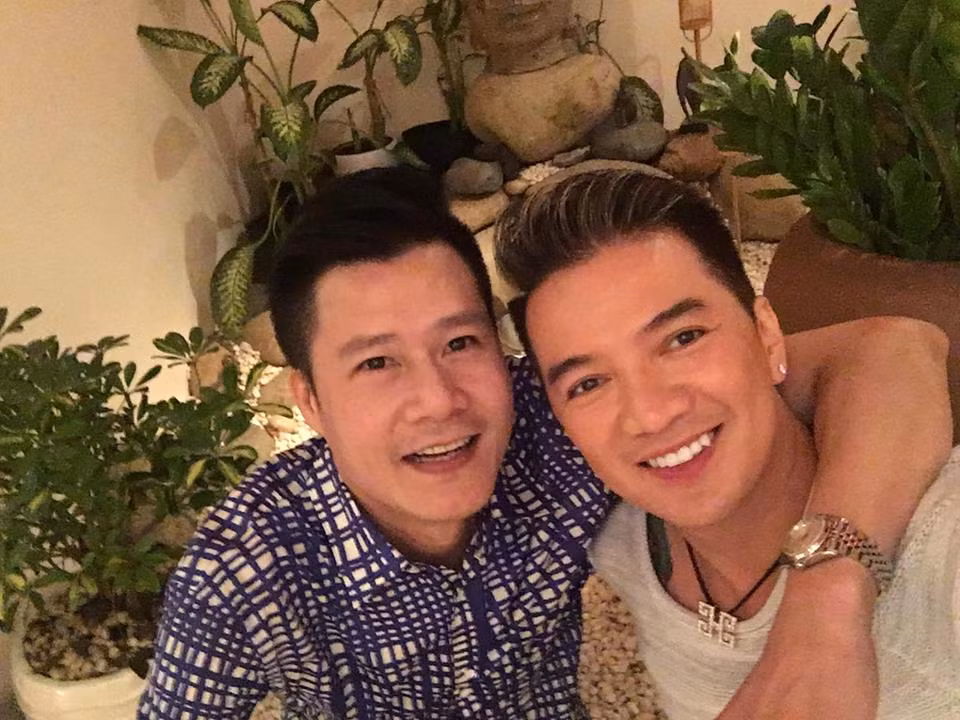 Ông hoàng nhạc Pop cũng bày tỏ sự ngưỡng mộ về không gian sống của Quang Dũng: "Tham quan nhà Quang Dũng mà ngỡ đang ở resort. Hai cánh cửa vô cùng đặc biệt được khắc họ tên và ngày tháng năm sinh của Dũng bằng tiếng Ai Cập".