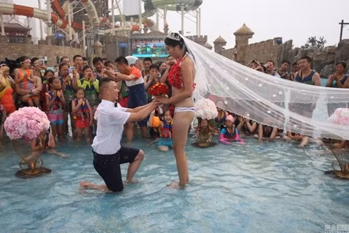 Mới đây, những hình ảnh về màn cầu hôn dưới mưa lãng mạn một cách bất đắc dĩ của một chàng trai người Yên Đài, Sơn Đông, Trung Quốc đang được cư dân mạng liên tục truyền tay nhau. Chàng trai Cúc Chí Cường đã lên một kế hoạch cầu hôn hoàn hảo tại công viên nước Yên Đài. Anh chuẩn bị nhẫn kim cương lấp lánh, một bó hoa hồng và cả một bộ bikini hai mảnh kết hoa hồng nổi bật dành cho bạn gái mình là Mộ Hiểu Khiết... Tất cả đều chu đáo hoàn hảo cho đến khi trời đổ mưa đột ngột.