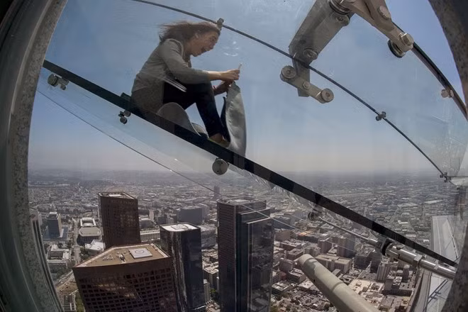 Để đảm bảo an toàn tuyệt đối cho người chơi, Skyslide được thiết kế bằng mặt kính cường lực dày 3,8 cm, có khả năng giữ 10 tàu điện ngầm cùng lúc, theo Bright Side.