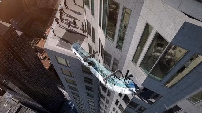 Theo Golosangeles, chiếc cầu trượt trong suốt có tên Skyslide, dài 13,7 m, cao 304 m, được xây dựng ngoài trời, nối tầng 69 với tầng 70 của tòa nhà cao thứ 8 tại Mỹ - U.S. Bank Tower (73 tầng, 310 m).
