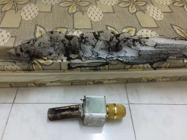 Coi chung chay den nguoi voi micro hat karaoke