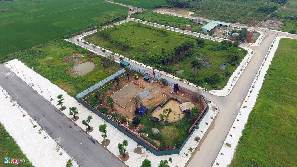 Các cánh đồng lúa đang dần chuyển đổi thành đất dự án từ nhỏ đến lớn. Nhiều mảnh đất được phân lô, quây tường bao chờ khách mua hoặc đợi đến thời điểm khởi công.