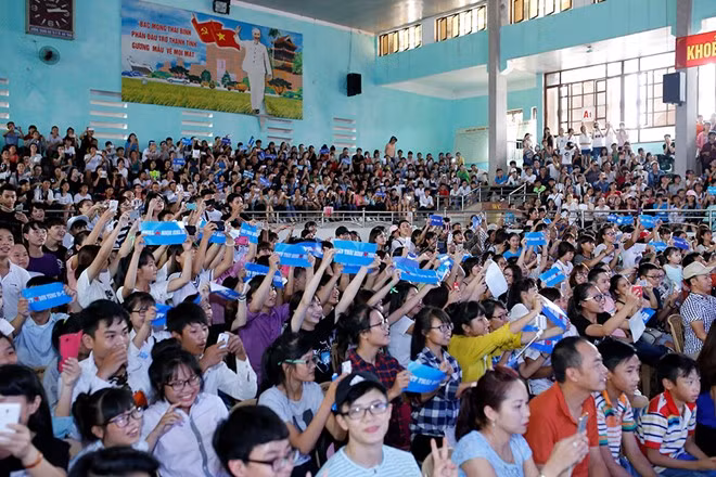 Chương trình dự kiến bắt đầu lúc 14h nhưng ngay từ 12h, đông đảo các fan và khán giả đã tập trung chật kín khu vực bên ngoài Trung tâm Thể dục Thể thao, TP Thái Bình để chờ đợi được vào gặp thần tượng. Ban tổ chức cũng phải tăng cường thêm nhiều ghế phụ mới có thể đáp ứng hết số lượng người đến tham dự.