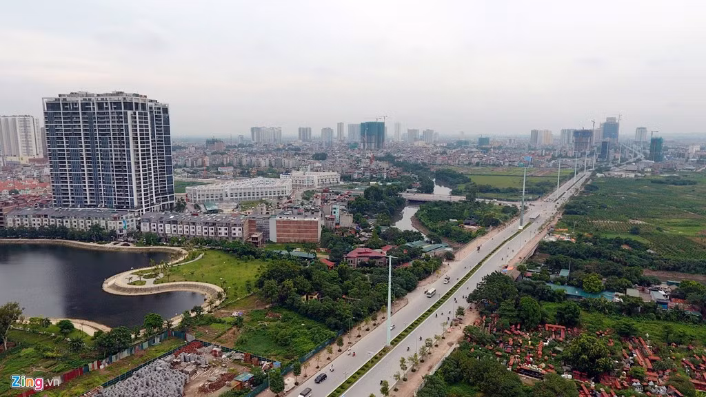 Tuy nhiên, trong gần một thập kỷ trở lại đây, mọi chuyện đã thay đổi nhanh chóng. Kể từ khi Hà Nội tiến hành cải tạo các con đường mới nối quận mới của thủ đô với trung tâm thành phố làm thay đổi rõ rệt diện mạo giao thông cho các khu vực Hà Đông, Thanh Xuân, Cầu Giấy, Nam Từ Liêm thì các nhà đầu tư bất động sản nhận thấy Hà Đông là mảnh đất tiềm năng, màu mỡ. Trong ảnh là tuyến đường kéo dài từ trục Lê Văn Lương - Tố Hữu tới Vạn Phúc.
