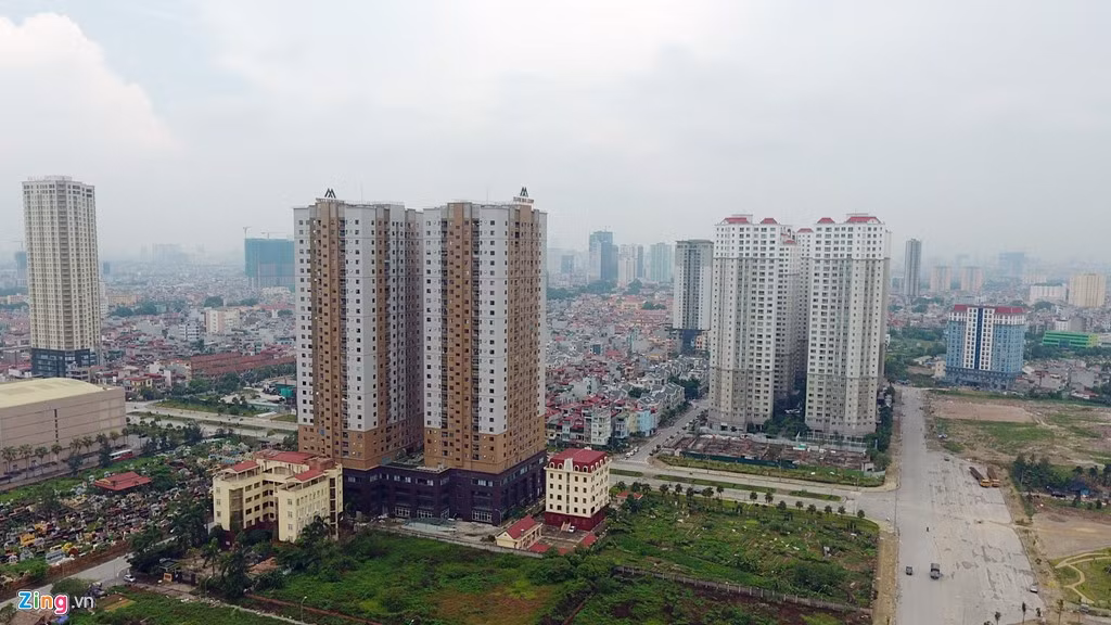 Ngoài ra, các khu đô thị Văn Quán, Văn Khê, Nam Hà Đông, Xa La... cũng đã phát triển tạo thành chuỗi đô thị mới, thu hút nhiều người có thu nhập thấp, thu nhập trung bình cho đến thu nhập cao đều đổ dồn về đây.