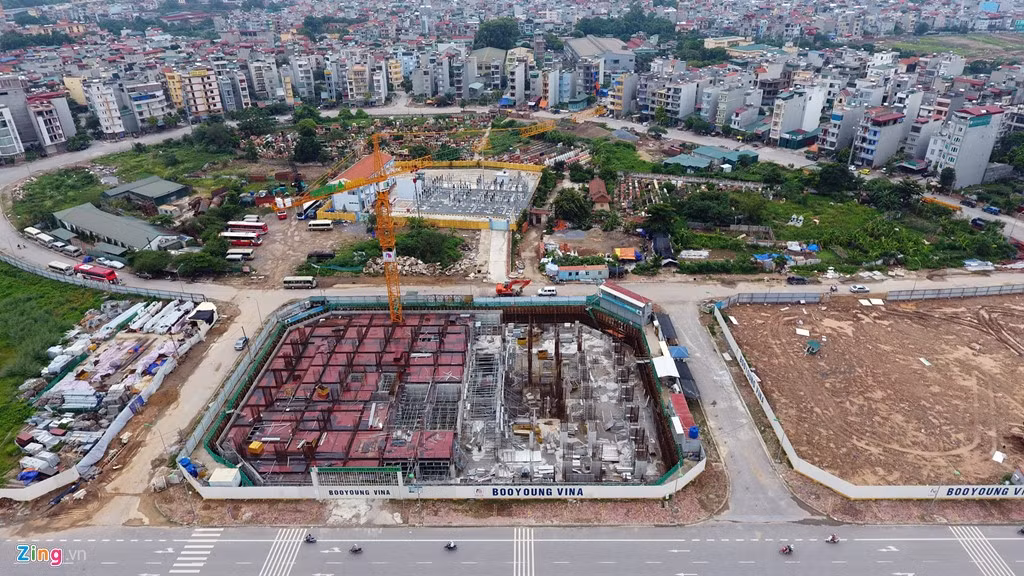 Tại khu đô thị Mỗ Lao, hàng loạt công trình đang trong quá trình xây dựng. Người ta dự tính chỉ vài năm nữa, diện mạo quận Hà Đông sẽ rất khác bởi phần lớn diện tích đất nông nghiệp đã chuyển đổi sang phi nông nghiệp và được sử dụng vào các mục đích khác nhau.