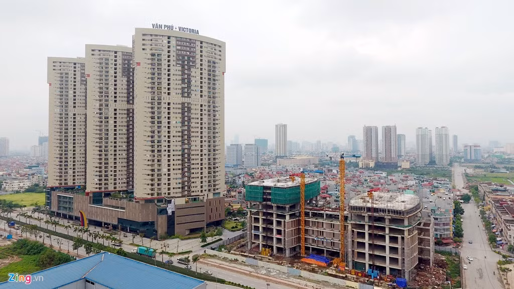 Khu đô thị mới Văn Phú quy mô 94,1 ha được thiết kế với không gian kiến trúc hiện đại, hệ thống cơ sở hạ tầng tiên tiến theo tiêu chuẩn đô thị loại 1. Trong ảnh là dự án Văn Phú Victoria khởi công từ năm 2010, giá được rao bán mỗi căn từ 15 triệu/m2.