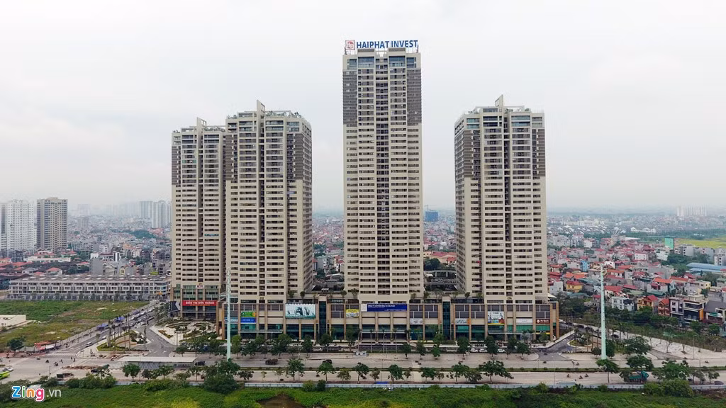 Một trong những cư dân mua nhà tại khu vực này cho rằng, giá bất động sản nơi này rẻ hơn rất nhiều so với các quận khác. Nếu điều kiện giao thông thuận lợi, không bị ùn tắc, anh ta chỉ mất 20 phút để vào trung tâm thủ đô bằng ôtô hoặc xe máy từ phường Vạn Phúc. Ngoài ra, các trung tâm thương mại, trường học quốc tế cũng liên tiếp mọc lên khiến cho cuộc sống, sinh hoạt của người dân thuận lợi hơn.