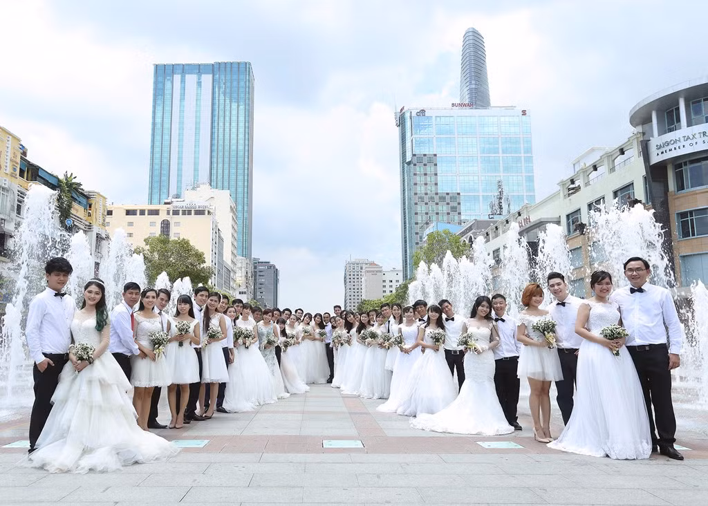 Nhiều đôi lần đầu được chụp ảnh cưới tại phố đi bộ Nguyễn Huệ.
