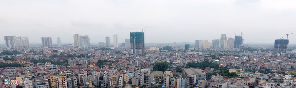 Một góc nhỏ quận Hà Đông nhìn từ địa bàn giáp ranh với quận Nam Từ Liêm. Theo thống kê của Tổng cục Quản lý đất đai - Bộ Tài nguyên và Môi trường, tổng diện tích đất tự nhiên của quận Hà Đông là 4.833,67 ha, trong đó có 1.149,40 ha đất nông nghiệp, 3.651,91 ha đất phi nông nghiệp và 32,36 ha đất chưa sử dụng, tính đến đầu năm 2015.