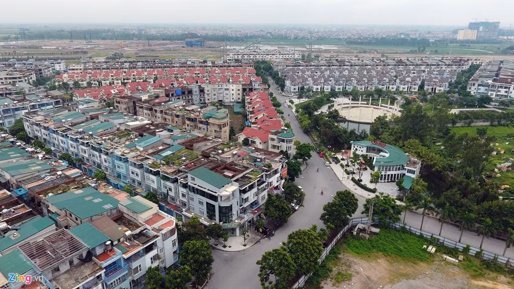 Những dãy nhà biệt thự và liền kề tại khu đô thị Văn Phú xuất hiện dày đặc.