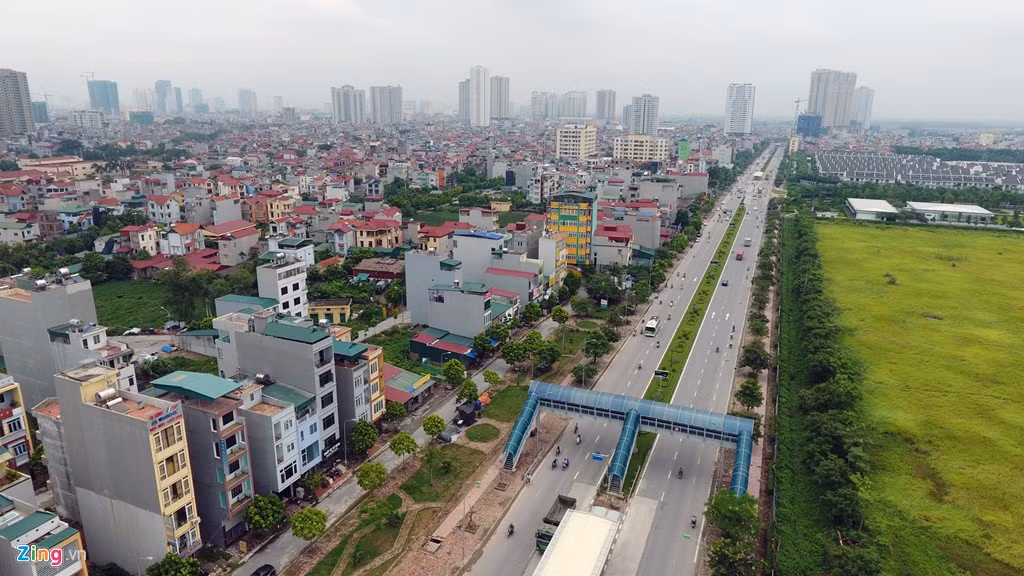 Đường Lê Trọng Tấn kết nối giữa nút giao Tố Hữu với trung tâm quận Hà Đông và khu đô thị Văn Phú đã được cải tạo hiện đại, thuận tiện hơn, là một trong những yếu tố góp phần thúc đẩy bất động sản khu vực này phát triển.