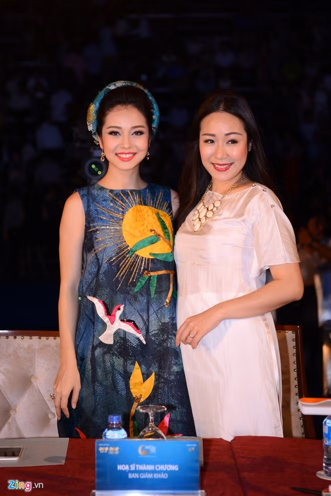 Tại sự kiện, người đẹp sinh năm 1987 hội ngộ đàn chị Jennifer Phạm. Hoa hậu Ngô Phương Lan diện đầm cổ yếm, họa tiết cổ truyền của nhà thiết kế Thủy Nguyễn.