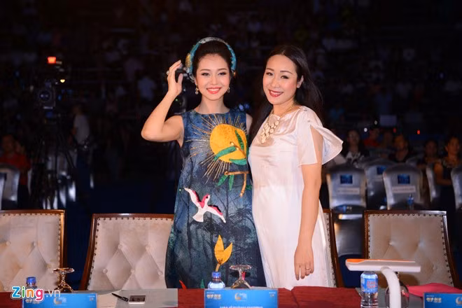 Tối 7/8, Ngô Phương Lan đến Sầm Sơn (Thanh Hóa) chấm điểm cuộc thi Hoa hậu Bản sắc Việt toàn cầu 2016. Người đẹp đang mang thai con đầu lòng sau hơn ba năm kết hôn với ông xã ngoại quốc. Hoa hậu Thế giới người Việt 2007 diện áo dài trắng thanh thoát.