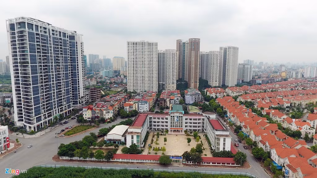 Nơi đây đang phát triển các dự án bất động sản một cách chóng mặt trong đó nổi lên Làng Việt kiều châu Âu (km 9+500 từ trung tâm thủ đô), nằm cạnh trục giao thông đ­ường Nguyễn Trãi, Lê Văn Lương, Tố Hữu.
