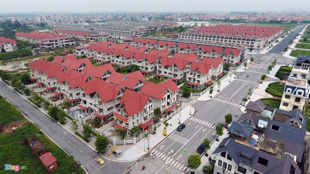 Ngoài ra, các công trình giao thông như đường sắt trên cao Cát Linh - Hà Đông, hầm chui Thanh Xuân, hầm chui BigC Thăng Long – Khuất Duy Tiến, đường Lê Trọng Tấn – Văn Phú cũng đã xây dựng và hoàn tất, tạo sự tinh thông cho tam giác phía tây là Hà Đông – Nam Từ Liêm – Cầu Giấy cũng là nguyên nhân dẫn đến sự phát triển mạnh bất động sản khu vực quận Hà Đông. Trong ảnh là tổ hợp biệt thự thuộc khu đô thị Dương Nội.